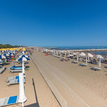 Altanea Apartments Con Piscina Каорле Екстер'єр фото